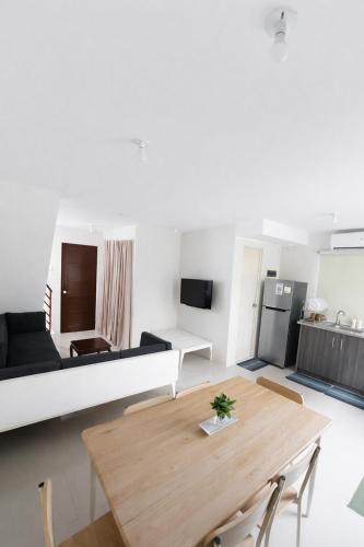 ein Wohnzimmer mit einem Tisch und einem Sofa in der Unterkunft Ben & Ben in San Fernando