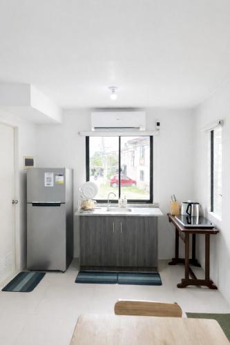 eine Küche mit Spüle und Kühlschrank in der Unterkunft Ben & Ben in San Fernando