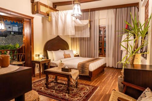 a hotel room with a bed and a table at بوتيك خان عطره in Medina