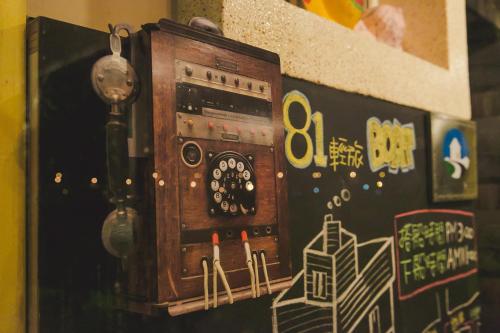 a painting of an old radio on a wall at 宜蘭81 Boat輕旅 寵物友善 小團體包棟 獨棟villa in Jiaoxi