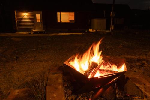 a fire pit in a yard at night at 瀬戸内の離島に泊まる一棟貸しコテージ unodo aoiouchi 焚き火, BBQ, キッチン 最大8名 in Mihara