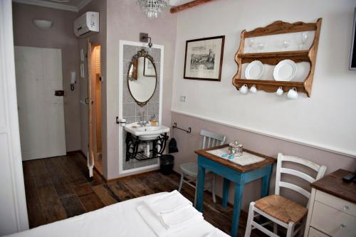 フィレンツェにあるRomantic Nest Florence Apartmentのバスルーム(シンク、テーブル、鏡付)