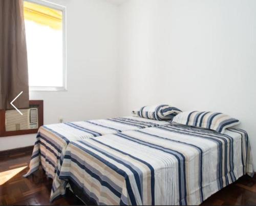 Lindo Apartamento a 500m da Barra tesisinde bir odada yatak veya yataklar