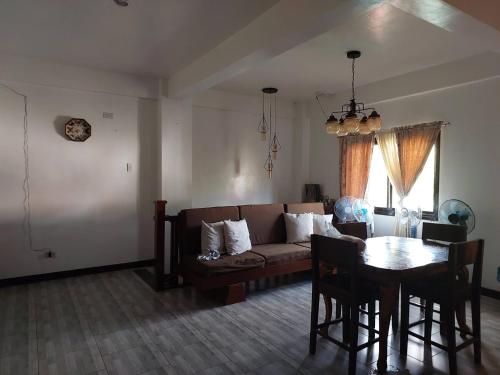 a living room with a couch and a table at casita de flocerfida in Boac