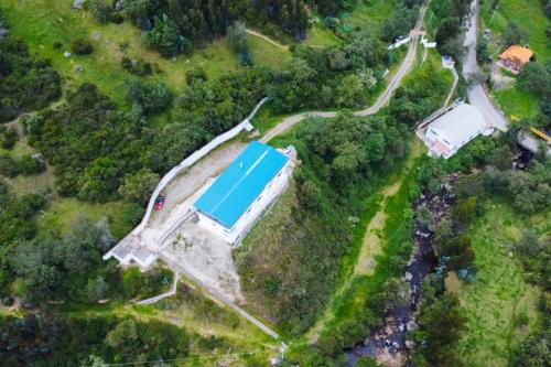 an overhead view of a house with a blue roof at Hotel Alta Montaña Mongui By Seres Viajeros in Monguí