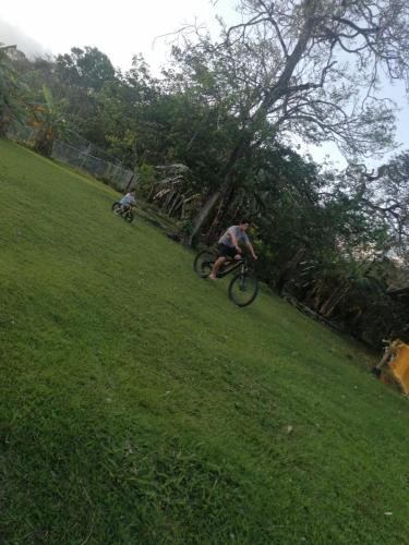 Jardí fora de Hotel bulaba