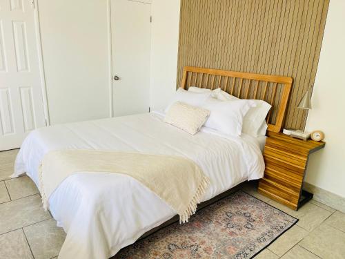 a bedroom with a large bed with white sheets and pillows at Downtown Studio Free Parking 1 mi to Beach & Convention Center in Long Beach