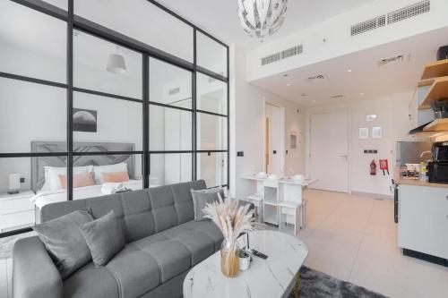 Free housekeeping visits during your stay - StayShort - Modern & Cozy Dubai Hills Retreat Sleeps 4 Great Location
