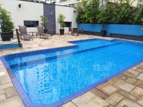 a large swimming pool with blue water at Cobertura duplex Landmark jardins in São Paulo