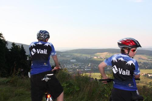 two people standing on a hill with their bikes at Appartements Gahler - Kurort Oberwiesenthal in Kurort Oberwiesenthal