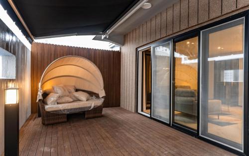 a room with a bed in the corner of a room at 호텔이데아 울산삼산점 in Ulsan