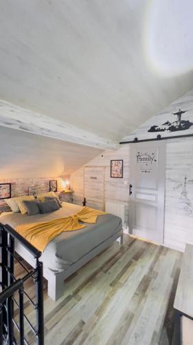 a bedroom with a large bed in a room at Top Loft Perles 4 des Châteaux in Mer