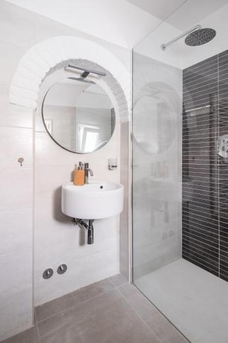 a white bathroom with a sink and a shower at Piccola dimora Casalecchio vicino al GranReno e Unipol in Zola Predosa