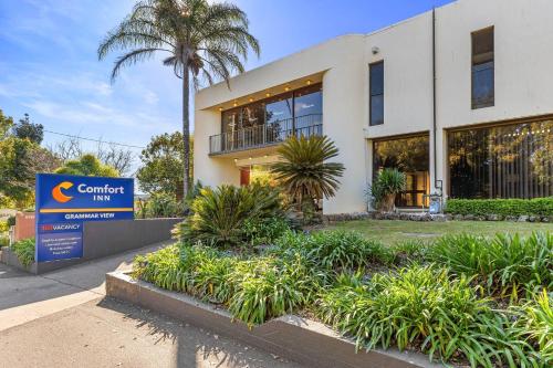 a building with a sign in front of it at Comfort Inn Grammar View in Toowoomba