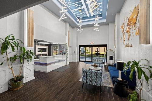 a living room with a blue ceiling at Clarion Pointe Lakeland I-4 in Lakeland