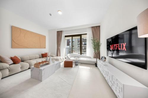 Luxury 2BR Creek Beach Pool, Gym & Balcony