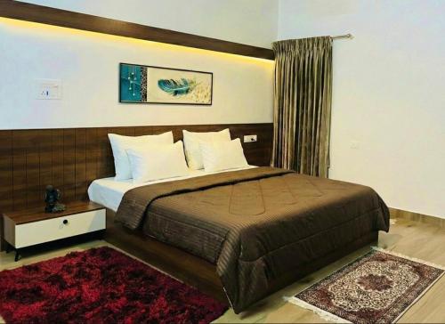 a bedroom with a large bed in a room at Bison Trails Valley View Kothagiri Ooty Tamilnadu in Kotagiri