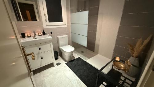 a small bathroom with a toilet and a sink at Manilva Beach Casa de Pedro in Manilva