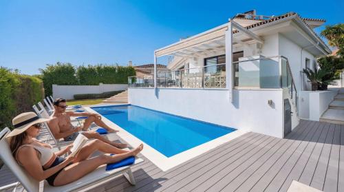 VACATION MARBELLA I Villa Sharma, Sea View Villa, Prime Location, Heated Pool, Sauna, Cine & Entertainment Room, Close to The Beach and Puerto Banus