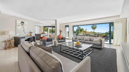 VACATION MARBELLA I Villa Sharma, Sea View Villa, Prime Location, Heated Pool, Sauna, Cine & Entertainment Room, Close to The Beach and Puerto Banus