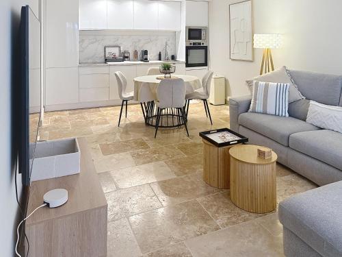 Cannes Beautiful 2 bedroom app, walking distance from congress