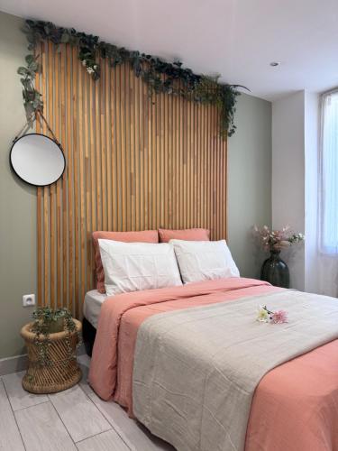 une chambre avec deux lits aux draps rouges et blancs dans l'établissement Lappart, à Marseille