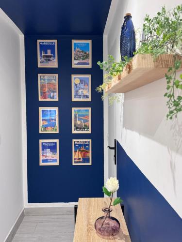une salle à manger aux murs bleus et à la table en bois dans l'établissement Lappart, à Marseille