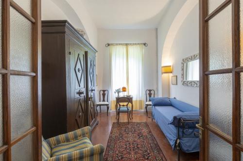 a bedroom with a blue bed and a living room at Villa Dufour Berte in Londa