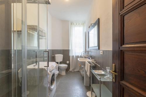 a bathroom with a toilet and a sink at Villa Dufour Berte in Londa