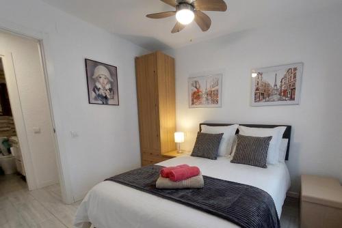 a bedroom with a bed and a ceiling fan at Hervas Centro Apartamento IDEAL FAMILIAS 6 adultos y 2 niños- in Hervás