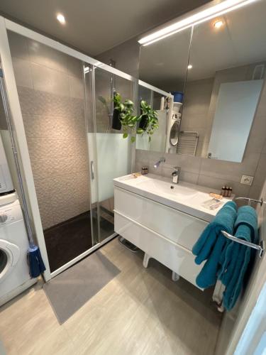 2 Bedrooms, Secure residence, Parking!