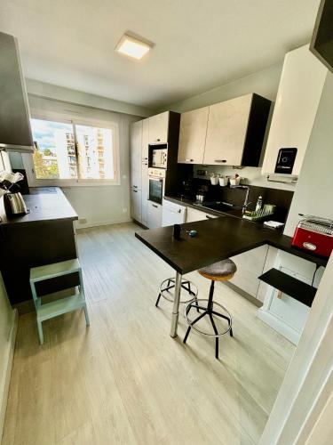 2 Bedrooms, Secure residence, Parking!