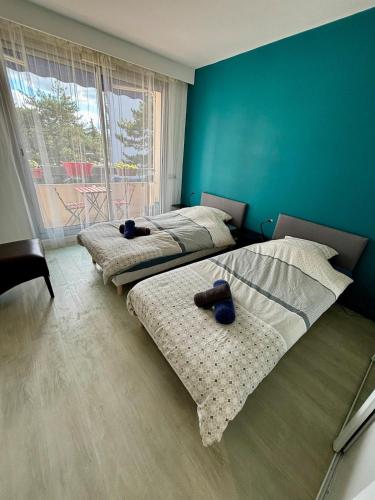 2 Bedrooms, Secure residence, Parking!