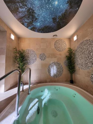 a bathroom with a bath tub with a star ceiling at Apartamenty Nautilus in Świnoujście