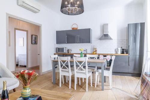 Wide & Central 3 Bdr - AC & Balcony