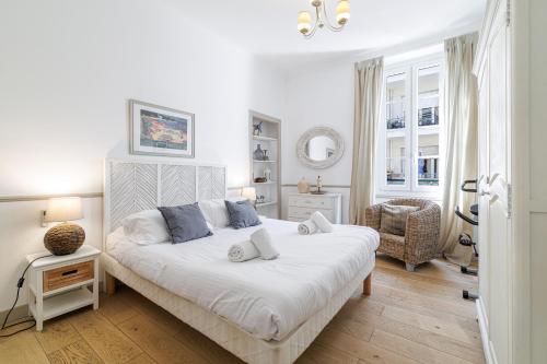 Wide & Central 3 Bdr - AC & Balcony