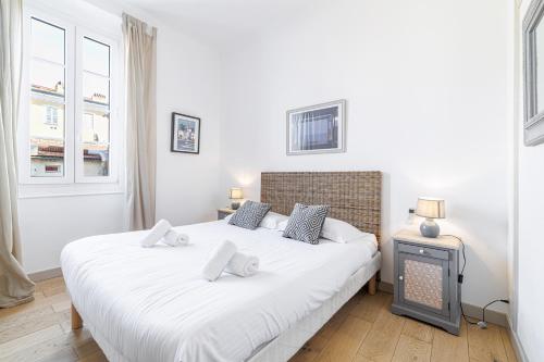 Wide & Central 3 Bdr - AC & Balcony