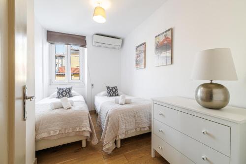 Wide & Central 3 Bdr - AC & Balcony