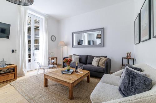 Wide & Central 3 Bdr - AC & Balcony