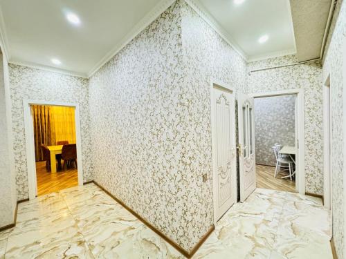 una stanza vuota con una parete ricoperta di carta da parati di Panoramic Apartment a Baku