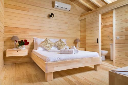 a bedroom with a bed in a wooden room at Müptela Alaçatı in Çeşme