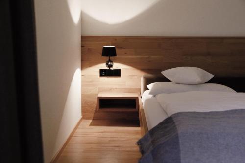 ein Schlafzimmer mit 2 Betten und einem Tisch mit einer Lampe in der Unterkunft Hotel Stadt Balingen in Balingen