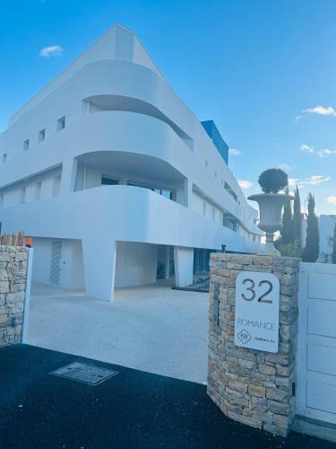Le Romance rooftop piscine parking terrasse vue mer
