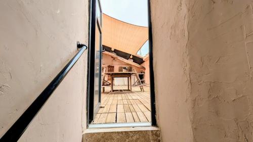 an open door with a view of a courtyard at Caractère de Beaumes in Beaumes-de-Venise
