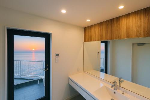a bathroom with a sink and a view of the ocean at 館山 New WestPeninsula Hotel ニューウエストペニンシュラホテル in Tateyama