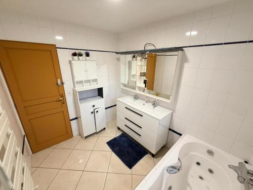 a bathroom with a tub and a sink and a bath tub at La Julia Chambre meublée près de Paris in Corbeil-Essonnes