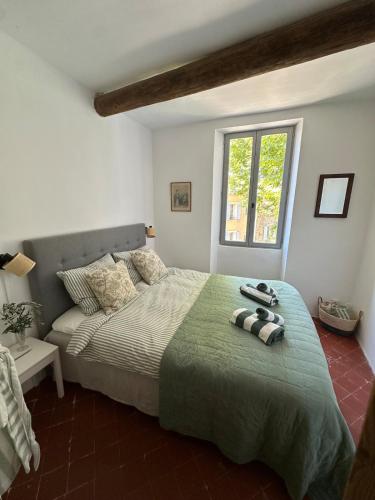 Charming house في Villes-sur-Auzon: غرفة نوم بها سرير كبير ونافذة