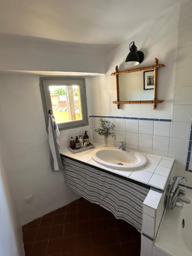 Charming house في Villes-sur-Auzon: حمام مع حوض ونافذة