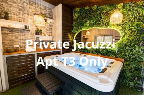 a bathroom with a jacuzzi tub with a green wall at Lendalima Formosa in Ponte de Lima