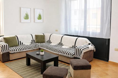 Family nest 2 bedroom Astir 20 min to airport